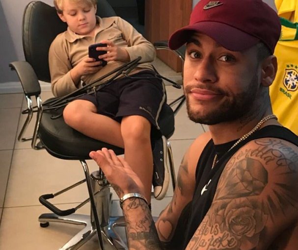 Neymar brinca em foto com o filho: “Bem preocupado com a opinião alheia”