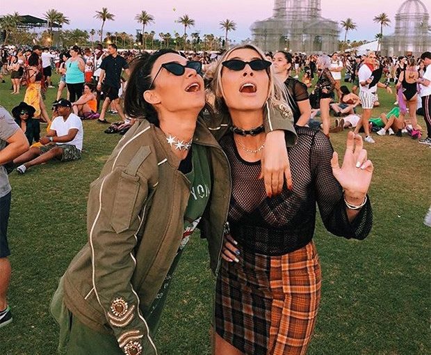 Thaila Ayala e Julia Faria se divertem no Coachella