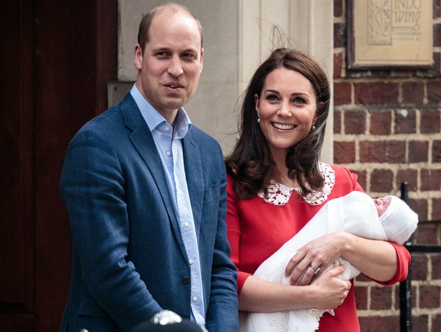 Kate Middleton faz primeira aparição com bebê real após dar à luz