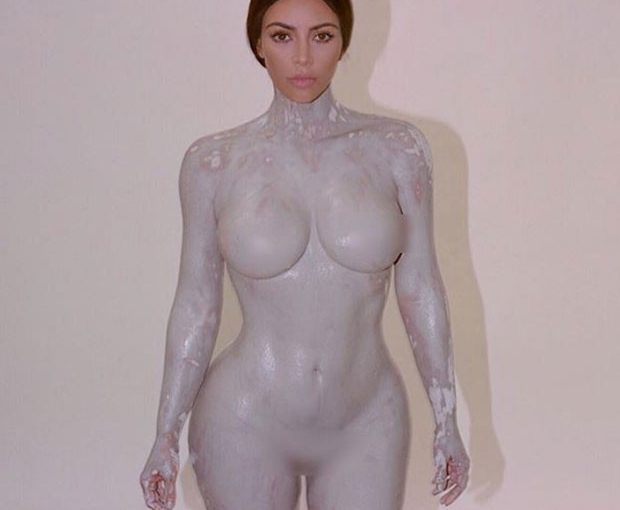 Kim Kardashian posa completamente nua para fazer molde do corpo