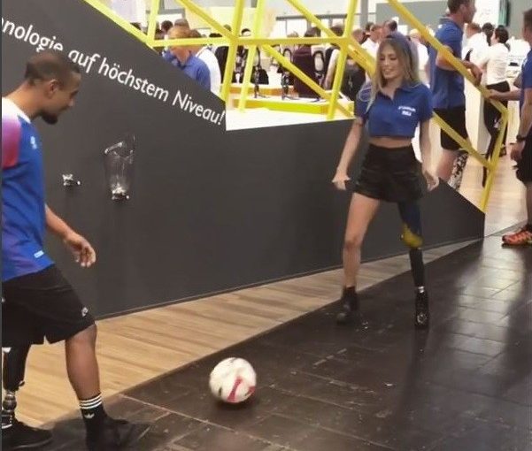 Paola Antonini aparece brincando com bola em aeroporto