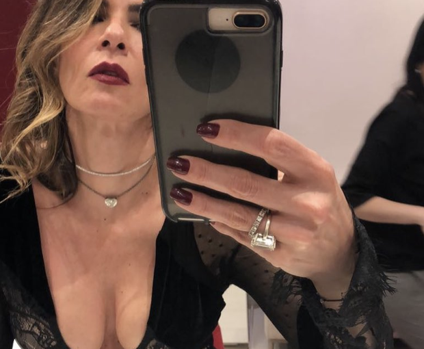 Luciana Gimenez mostra decote generoso em selfie no espelho