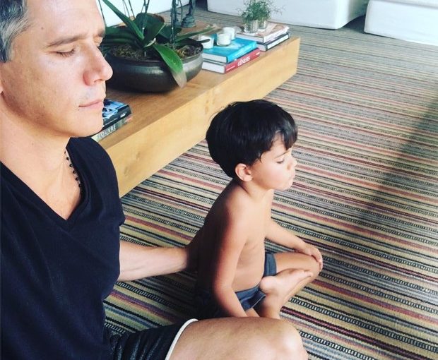 Marcio Garcia medita com o filho de 4 anos
