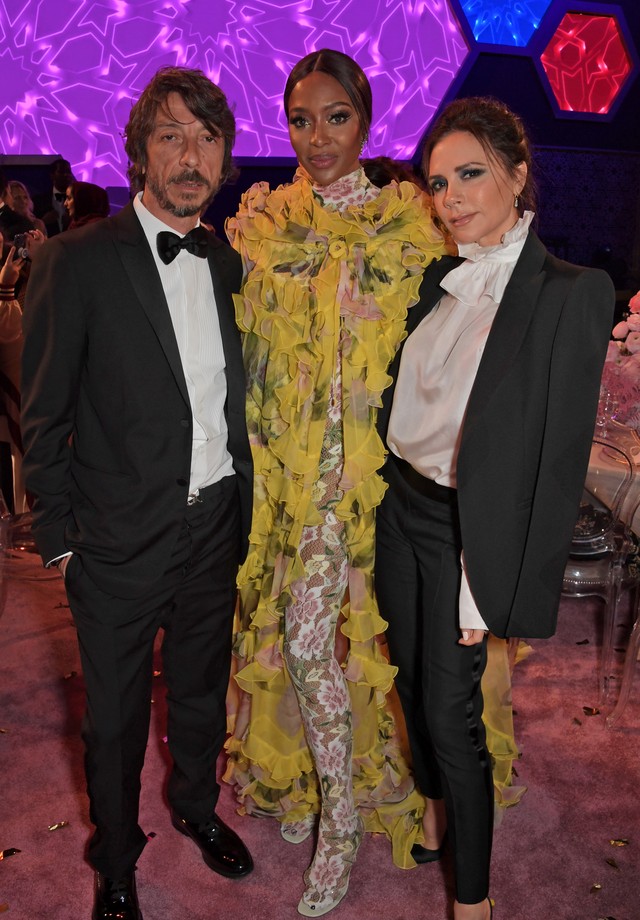 Pierpaolo Piccioli, Naomi Campbell e Victoria Beckham no Prêmio Fashion Trust Arabia (Foto: Getty Images)